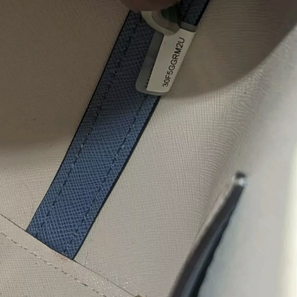 AUTH Michael Kors Greenwich Saffiano Leather Bucket Bag. - Picture 8 of 12